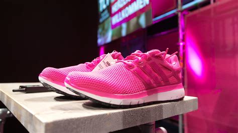 telekommitarbeiter erhalten adidas schuhe|Telekom.